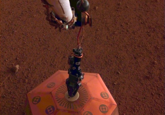 НАСА-гийн төхөөрөмж Ангараг дээр анхны багаж хэрэгслээ байрлуулжээ