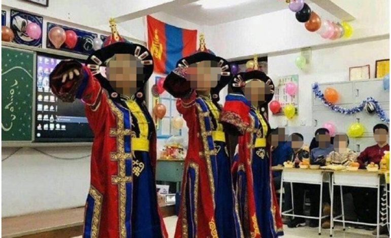 Монгол улсын төрийн далбааг сургуулийн танхимд байрлуулсан нь асуудал дэгдээв